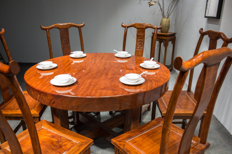 暗访东莞天价大板生产基地，原料全是称斤烂木头，富豪还排队来买