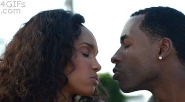 开心一刻：妹子身上的彩绘很逼真