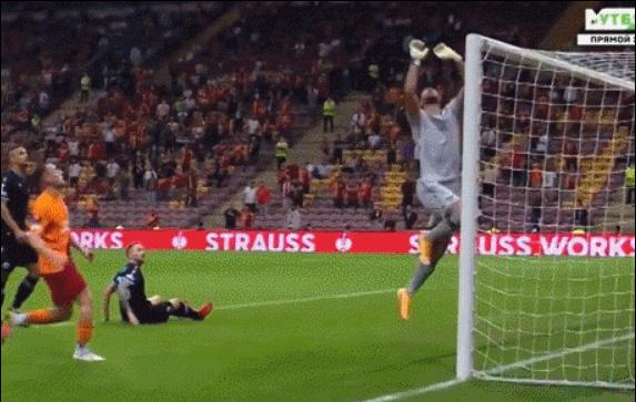 门将爆射乌龙球,门将手抛球乌龙视频