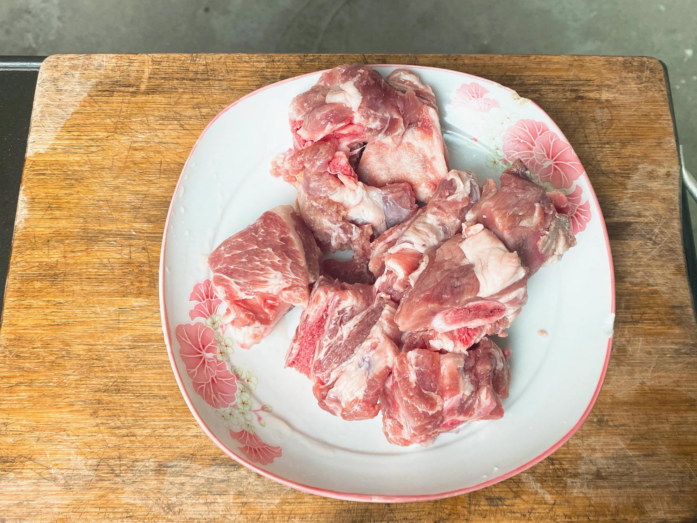 玉米排骨莲藕汤放多少排骨,玉米莲藕排骨汤先放什么