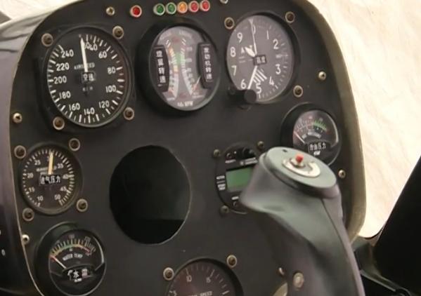 两人马路上手推直升机,男子花200万买直升机