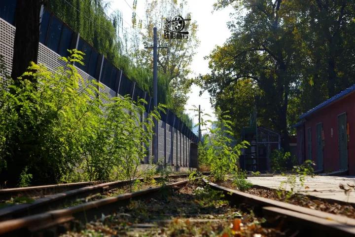 行人车辆请关注火车就要来了,行人车辆请关注火车来了不要抢道