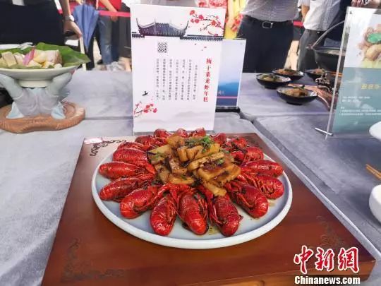 大叔年薪365万,男子做烧饼年薪35万