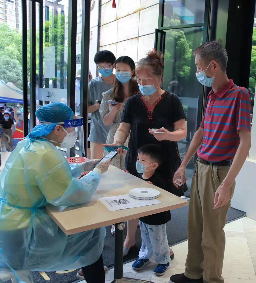 区街新闻｜70多幅照片记录世茂滨江社区辖内志愿者，南京感谢你们