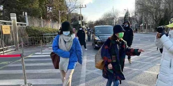 gucci穿搭倪妮,gucci倪妮粉色大衣