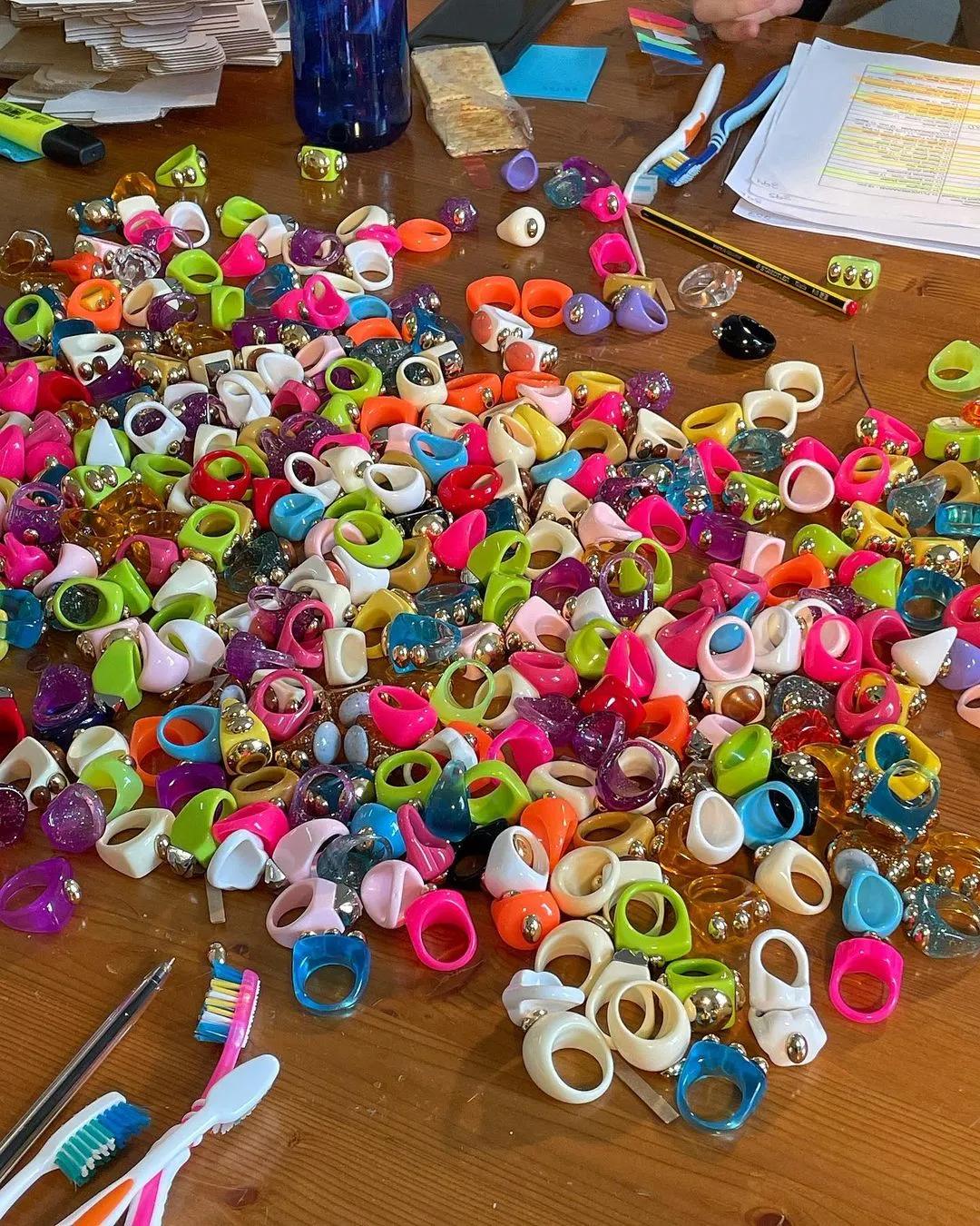 今年夏天，时尚圈流行戴假货