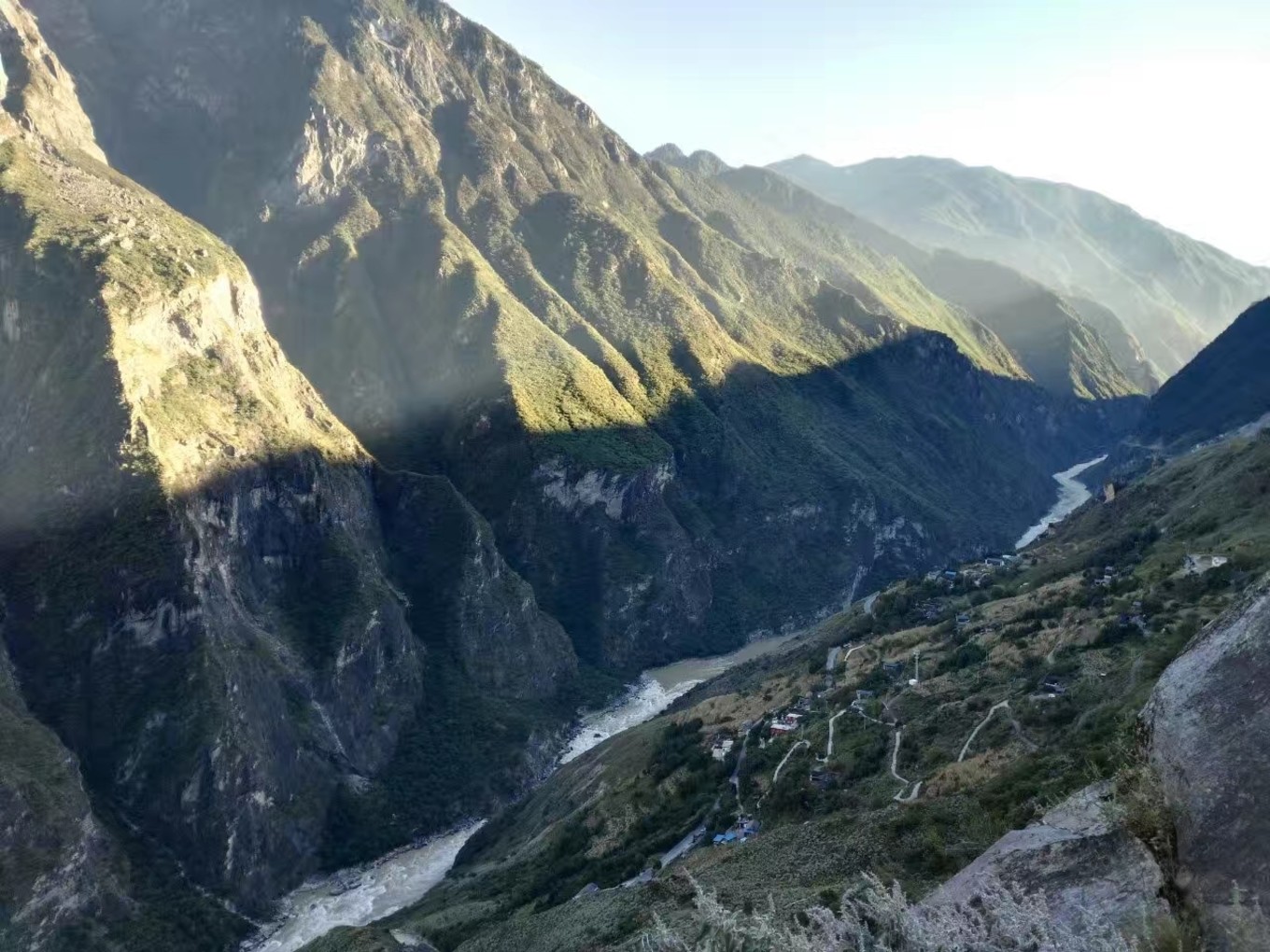 云南虎跳峡徒步线路初级,虎跳峡徒步28道弯