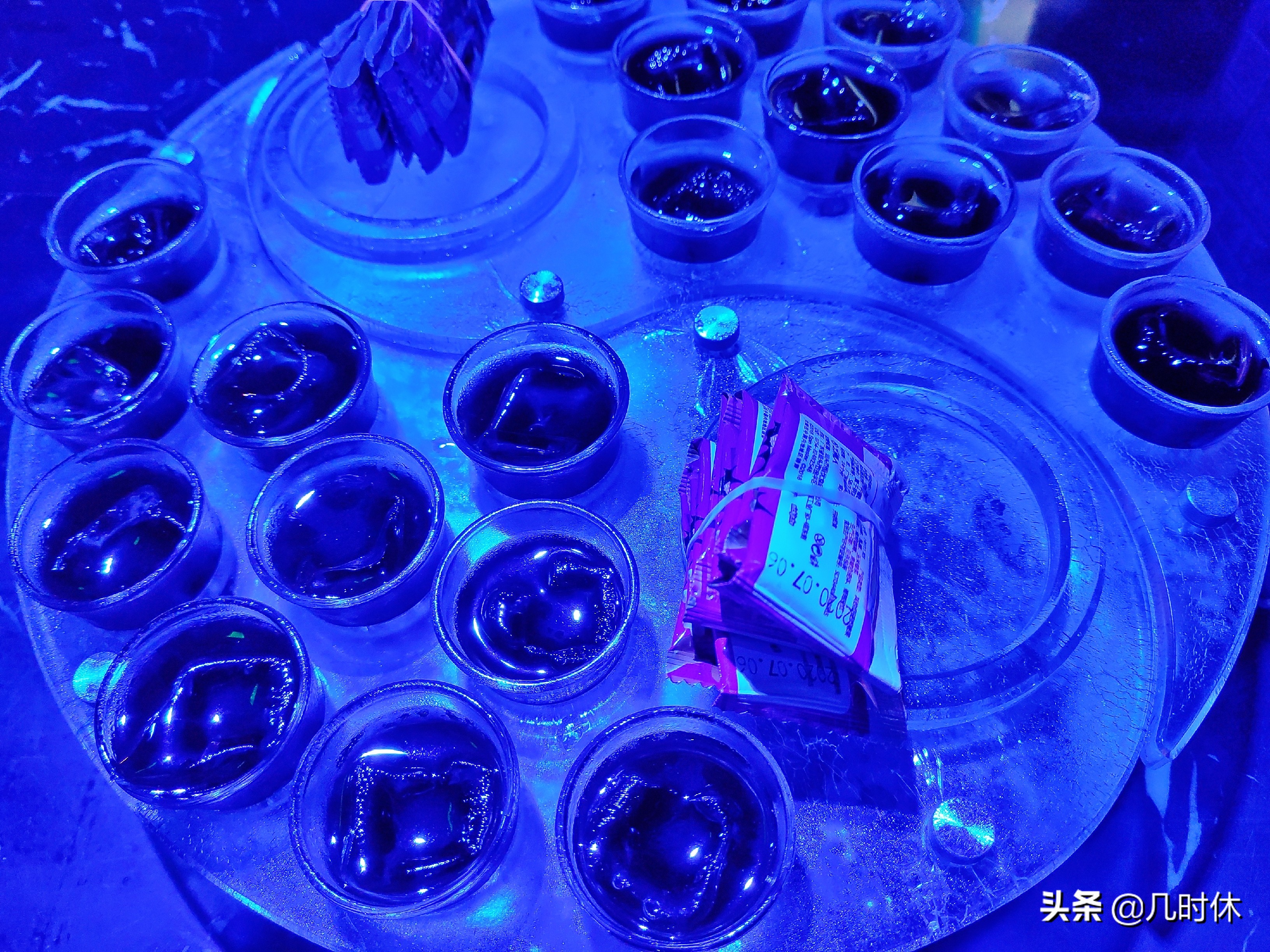 “奥运五金店”宁波五彩斑斓的酒馆，居然可以喝酒、吃面两不误