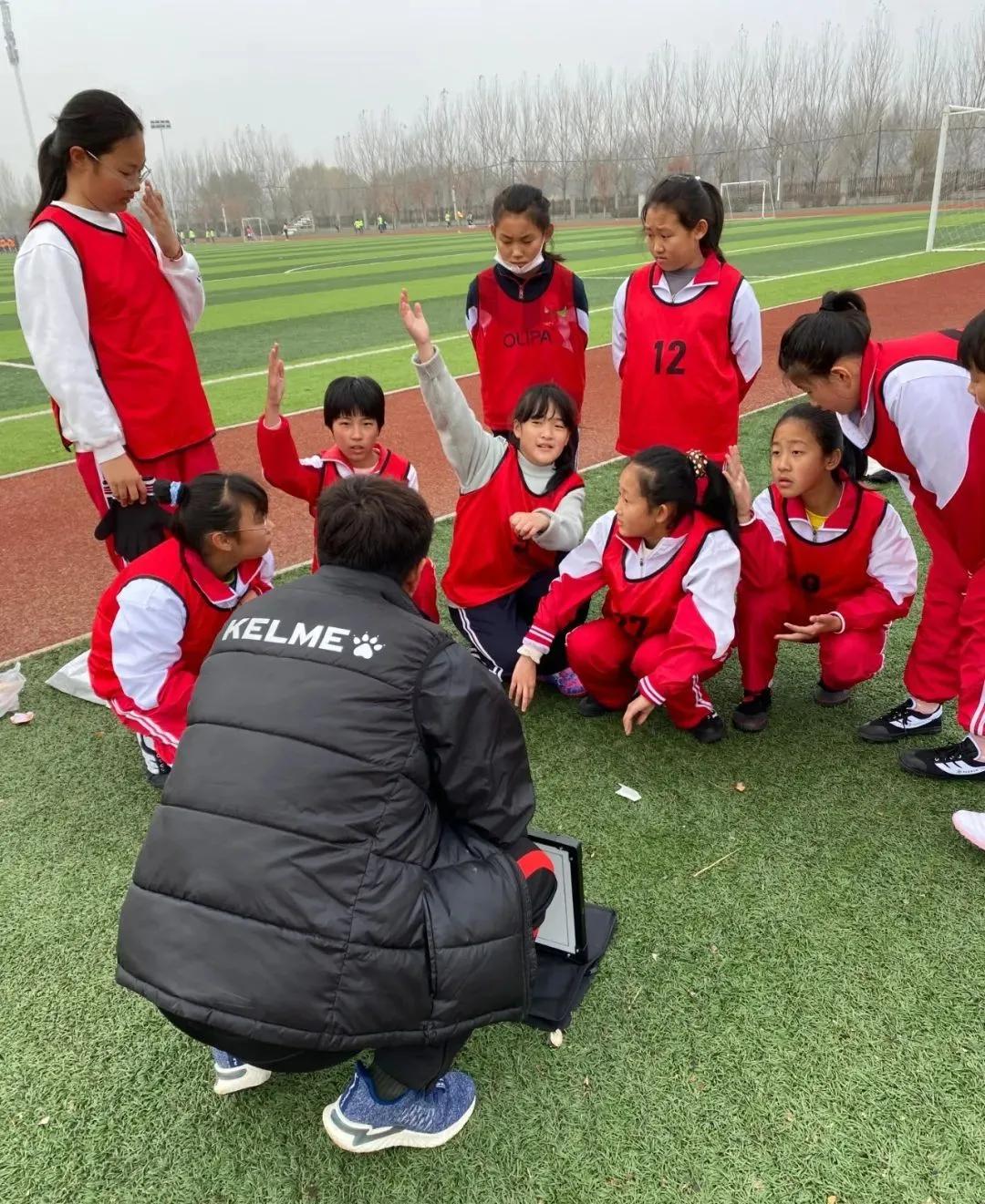 足球竞技快乐共享——街二小在区“中小学生足球赛”中荣获亚军