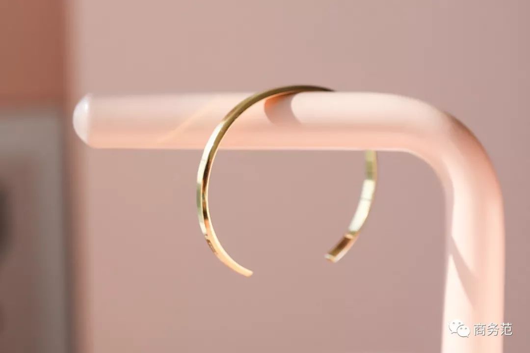 瑞典皇家配饰品牌，几百块戴出万元质感，金色手镯男女戴都好看