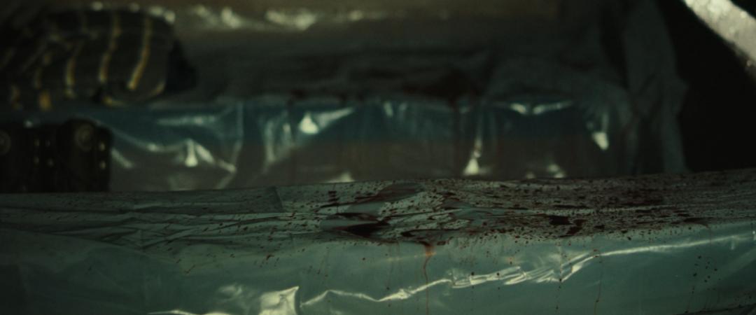 丈夫离奇自杀，竟化作鬼魂留在家中？看一眼镜子，没那么简单……