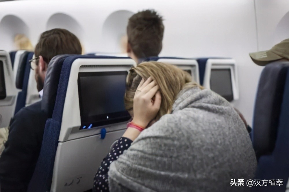 坐飞机耳鸣耳痛小妙招,为啥坐飞机耳鸣