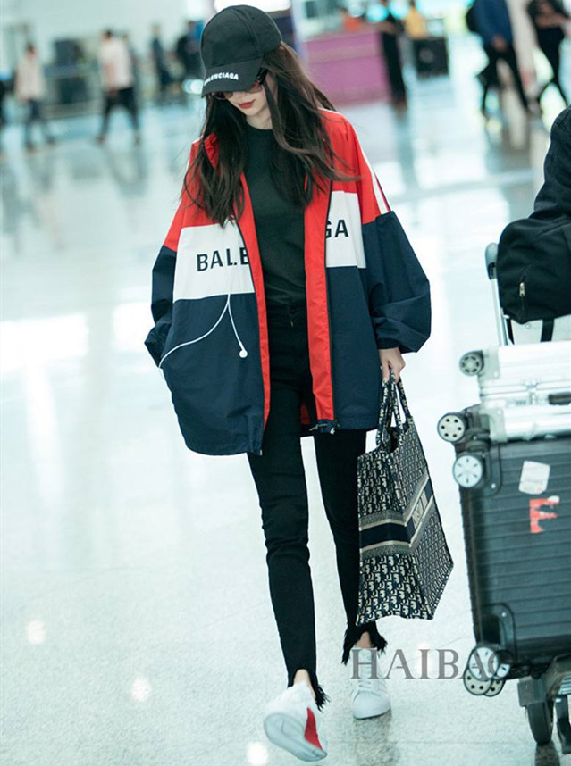 angelababy穿白色衣服裙子视频,angelababy穿白衣白裤出发时装周