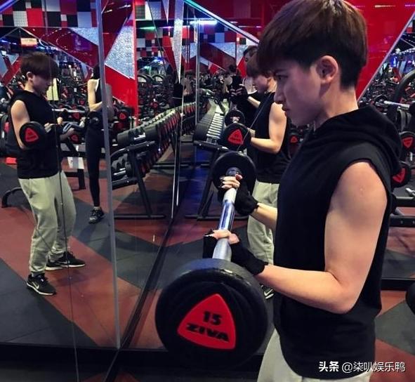 憨气女主郑靓歆，秒变攻气十足的靓妞，高调宣布与女友的拉拉恋