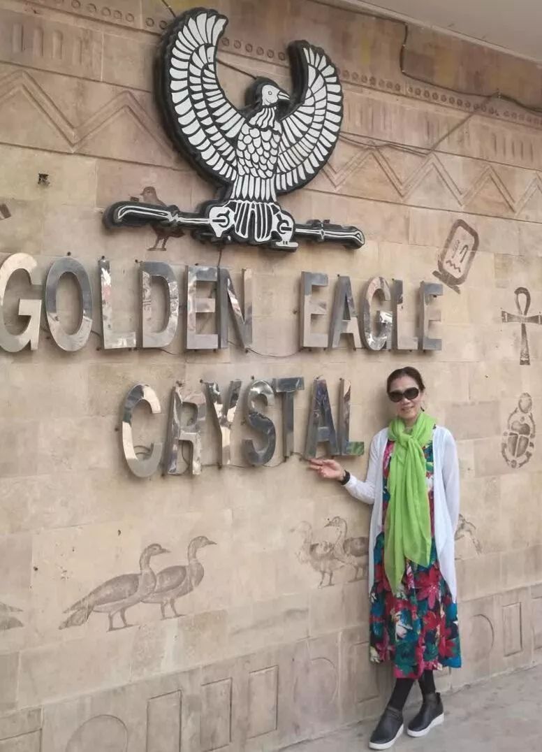 中国大妈旅游标配动作合集,中国大妈旅游拍摄姿势