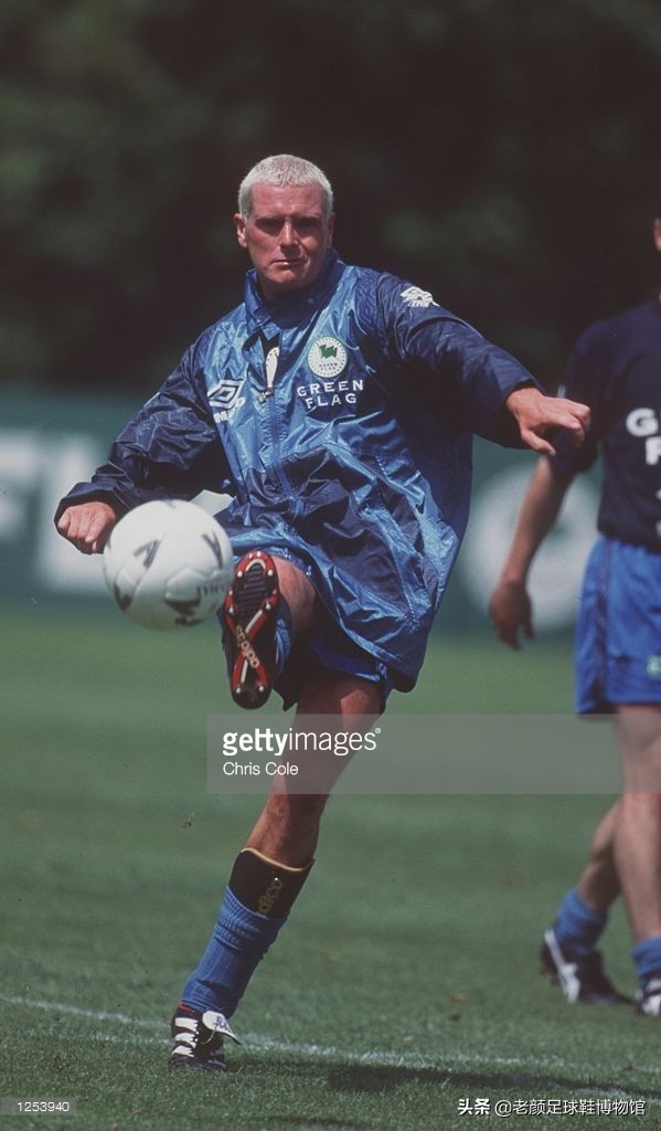 破产酒鬼的球鞋拍卖值6万，加图索的恩人名字成为香港路名