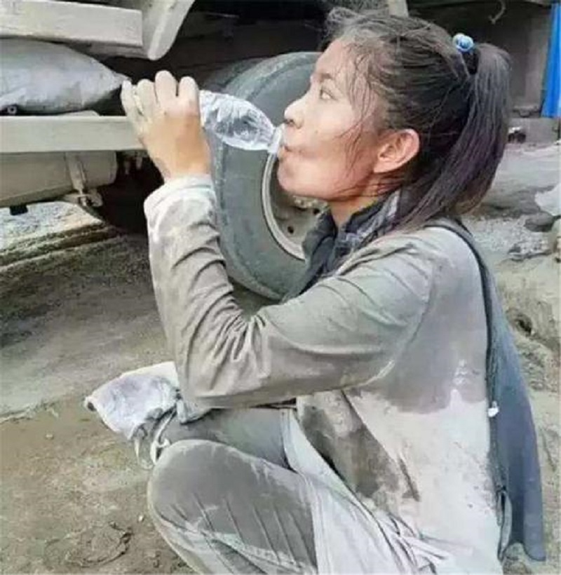卖惨水泥妹现状,靠卖惨走红的水泥姐