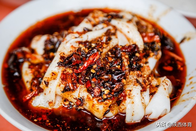 跟着“陕超”游汉中吃碗热米皮踢场球也是十分惬意的