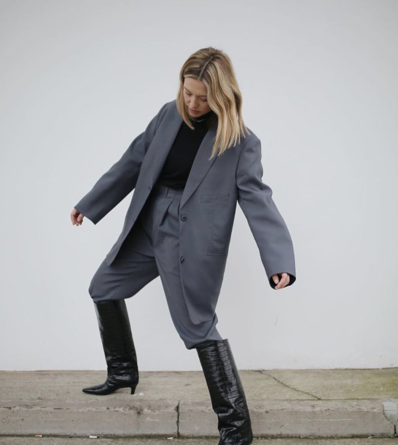 宽松裤子塞到靴子里的穿搭,最时髦的裤子配靴子