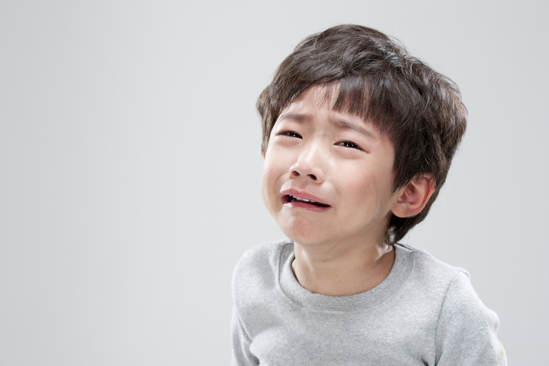 不讲理爱哭的孩子怎么教育,不生气不骂孩子
