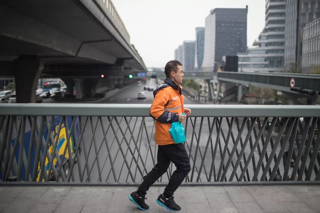 外卖小哥为了生活奔跑,外卖小哥全国跑了30多场马拉松