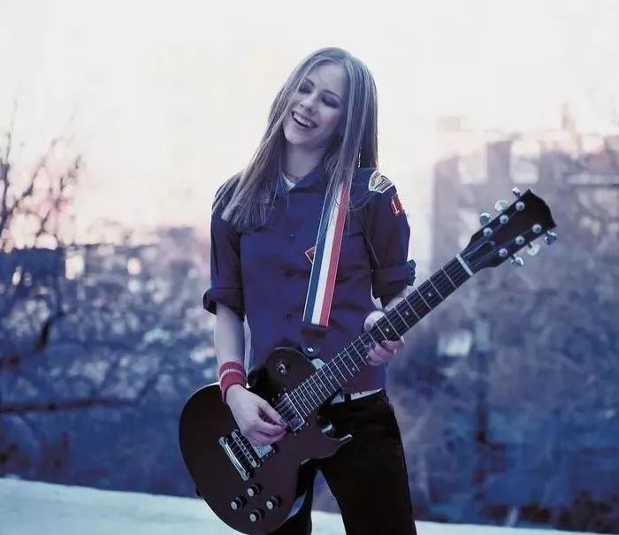 46岁素颜艾薇儿过气女歌手,46岁素颜过气女歌手艾薇儿