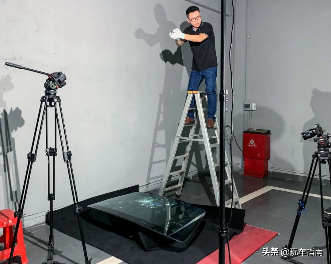 风挡玻璃又破裂？实测日本玻璃盾，石子80km/h撞击都没事？