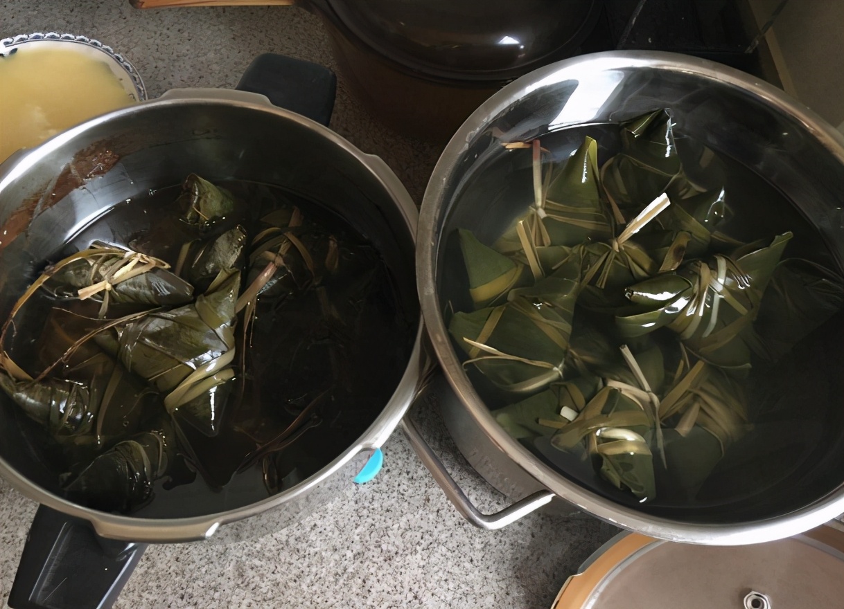 肉香粽子的家常做法,肉香蛋黄粽子