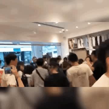 壕抢场面赛过“猫爪杯”，优衣库T恤值得国人如此丢了体面吗？