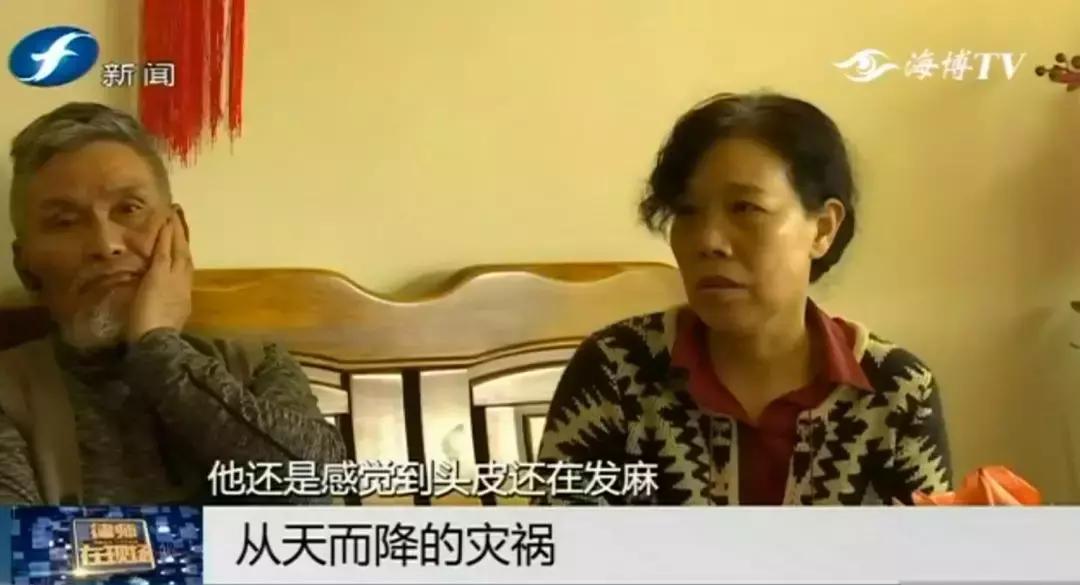 好险|大爷公园漫步，硕大枝条垂直戳下，再偏毫厘后果不敢想！