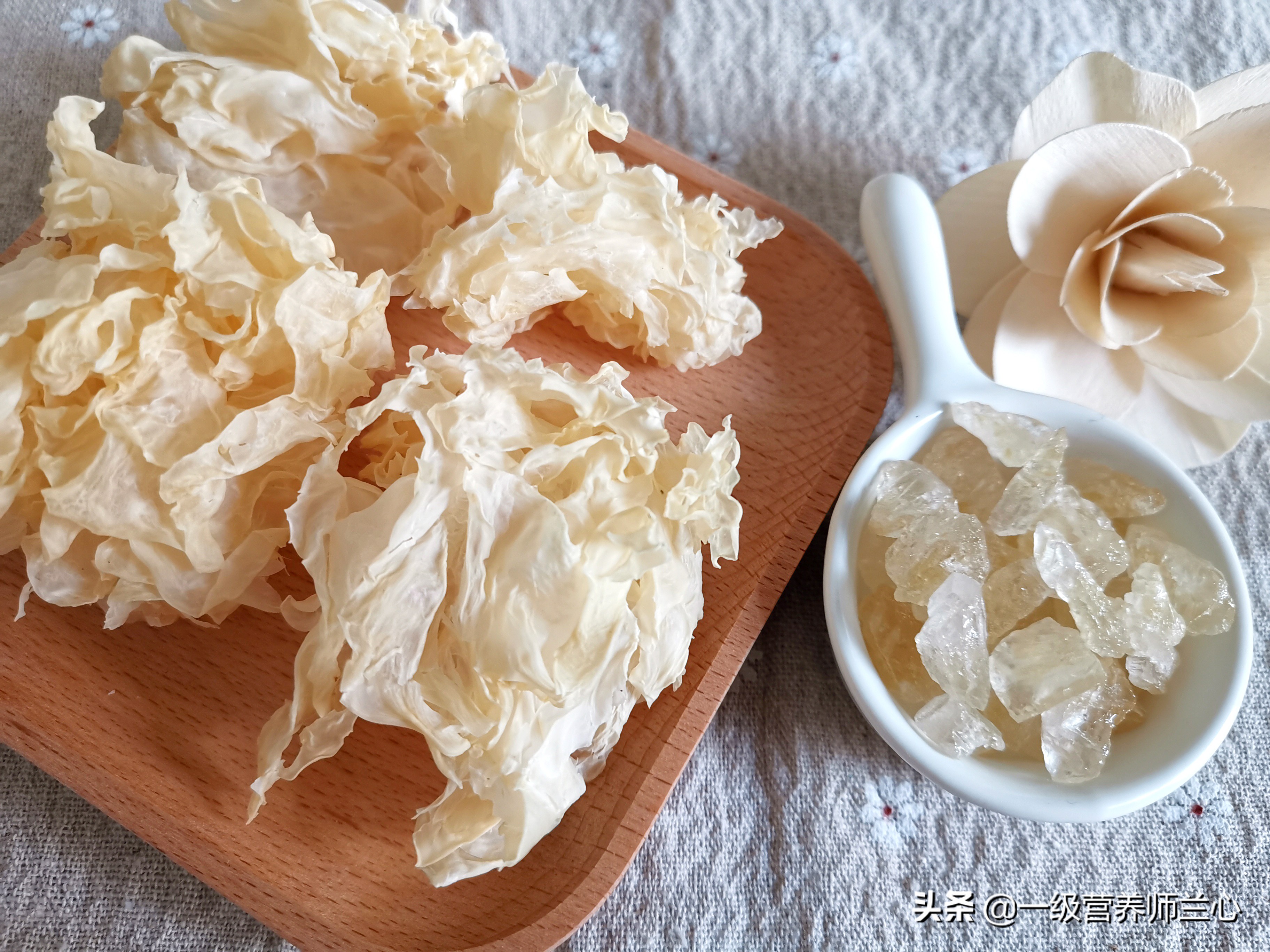 秋天吃银耳羹的好处,秋天吃银耳百合羹的好处