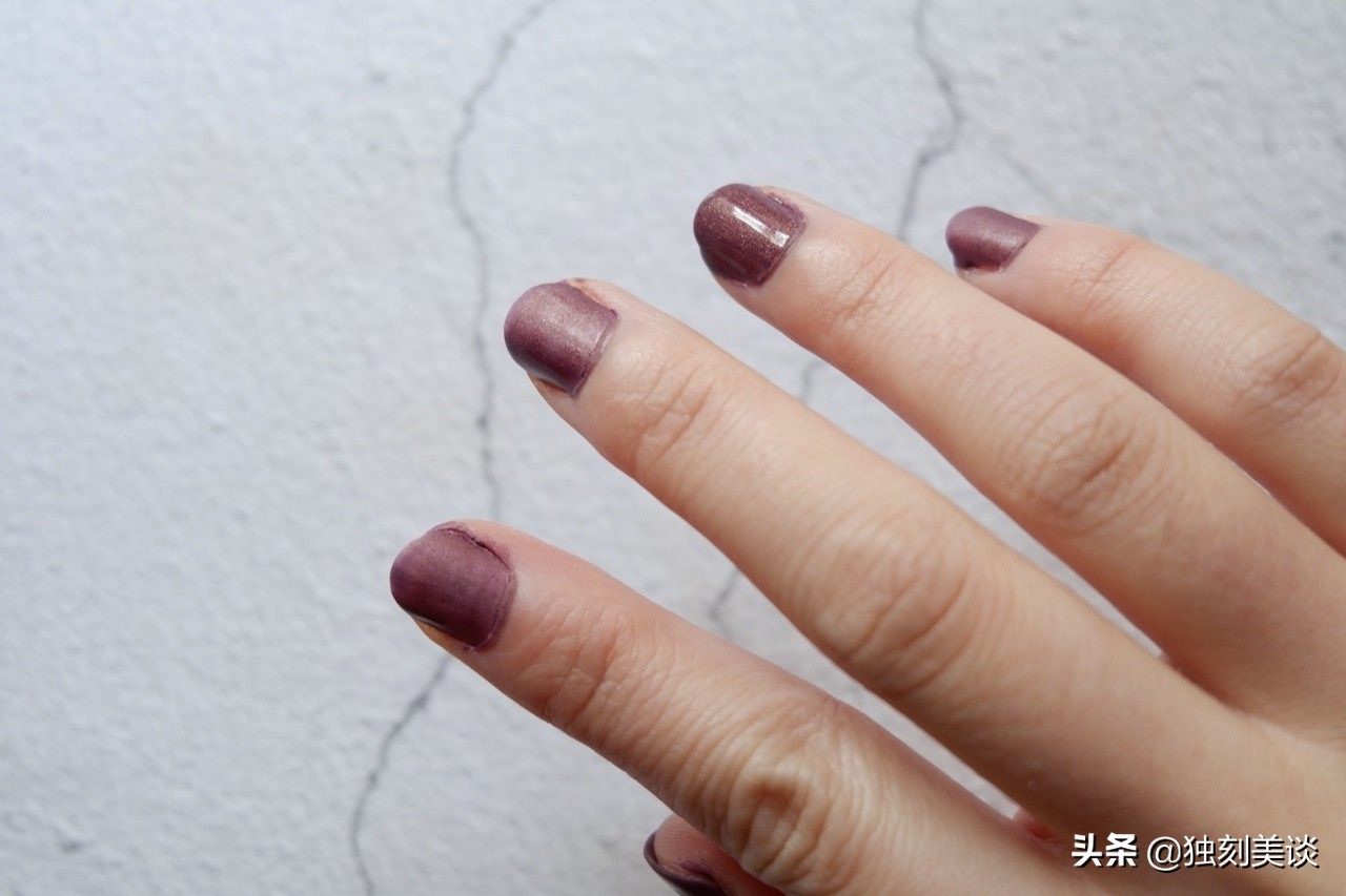 是什么闪瞎眼？藏在指尖的小秘密，只需用你的亮片眼影DIY