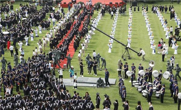 绿岛“毕业晚宴”如约而至，千名师生皆为《大三女生》艺人