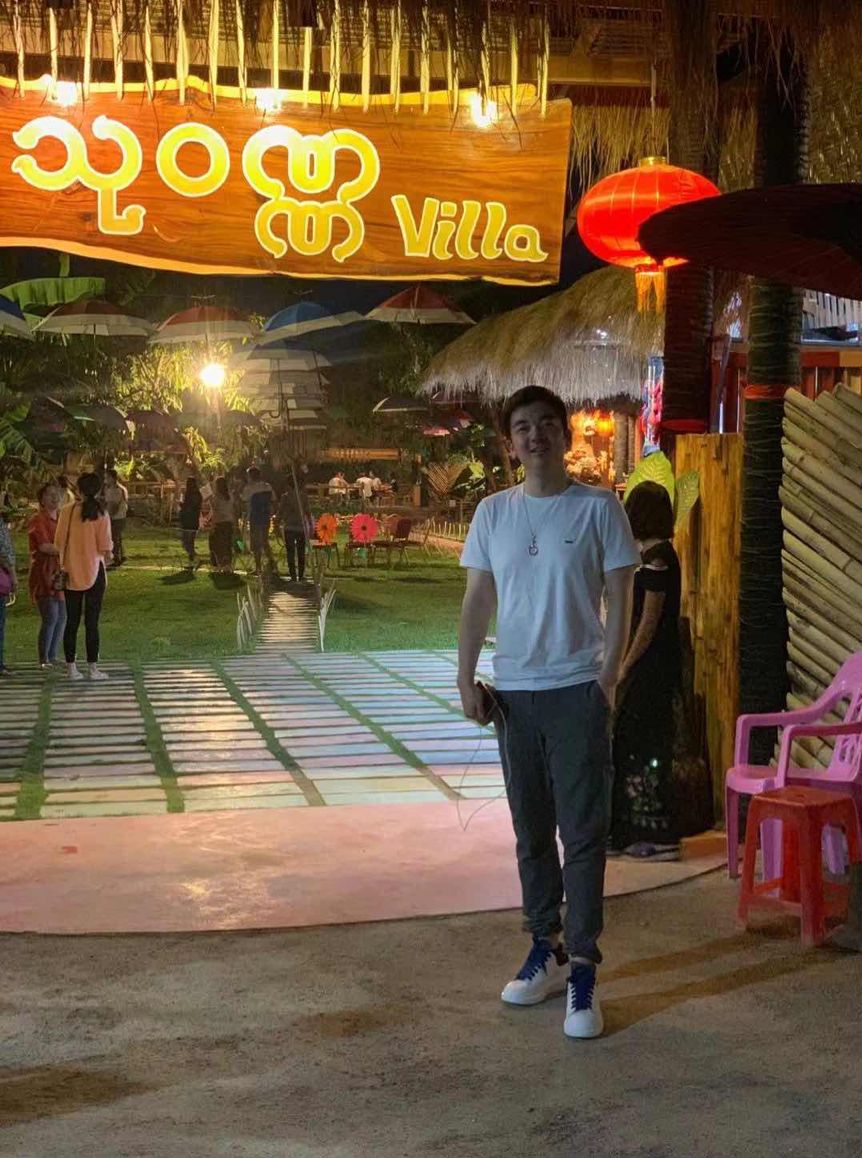 留美学生做直播卖货，帮助华人老移民收入翻8倍，却休学回了国