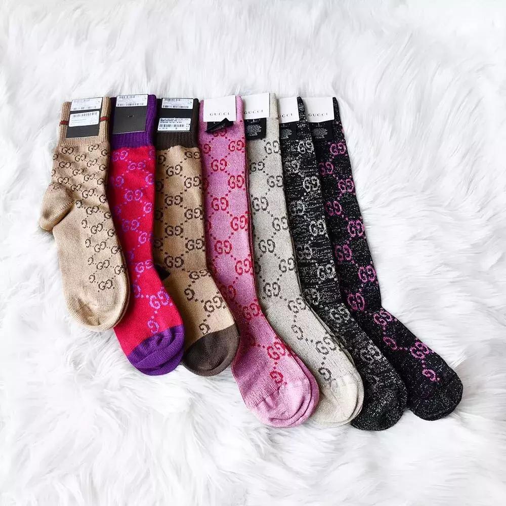 今年秋天别再露脚踝了流行中筒袜,还在露脚踝露袜子高级又时髦