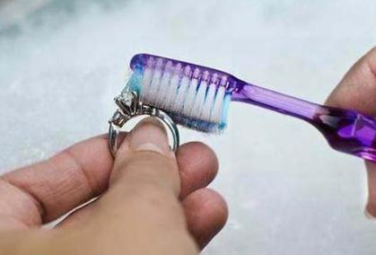 银质饰品变黑怎么处理,银饰品没有光泽了怎么处理