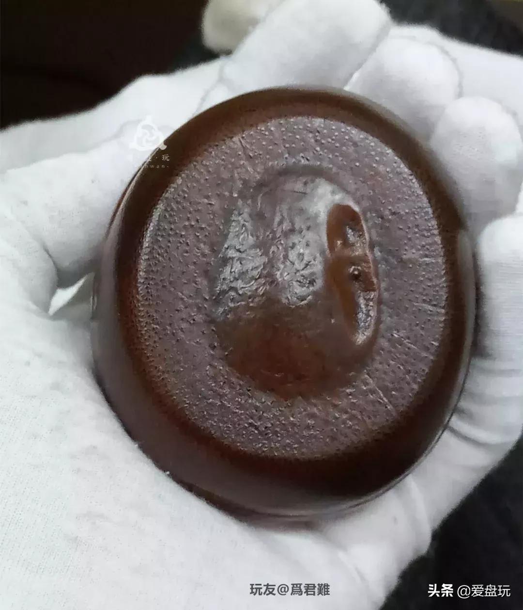 山上挖了块竹根，他砍了砍，竟能盘出通透的枣红色！