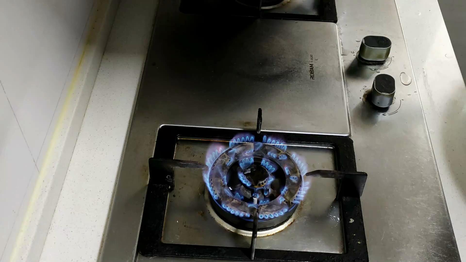 新铁锅不要直接用大厨教你开锅,新买的铁锅开锅不要猪肉