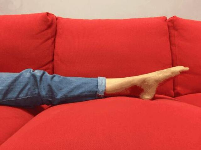 年轻女孩崴脚后12天身亡,女孩崴脚了