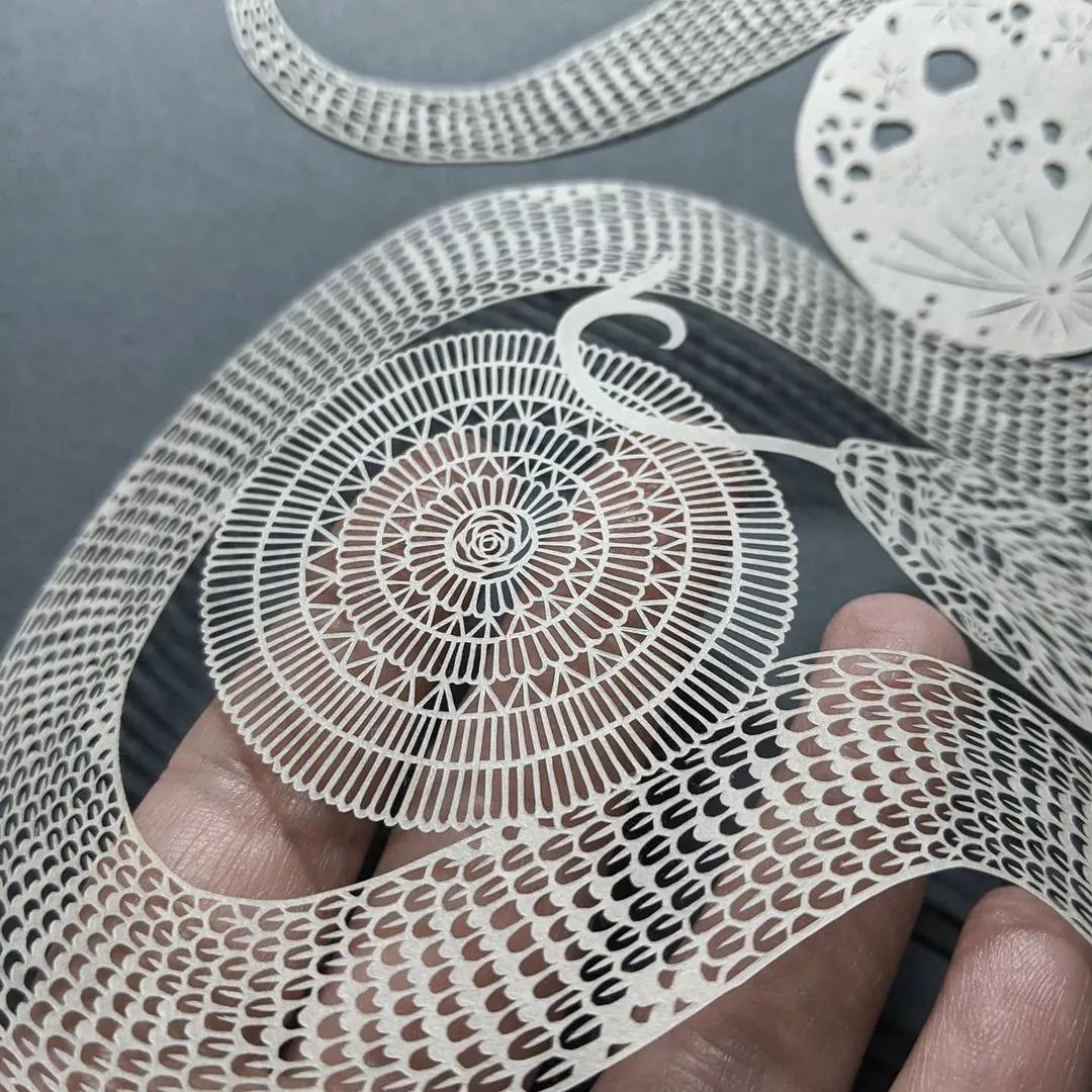 她被称为“刀王”，凭一把破刀，一张破纸，作品征服了全世界