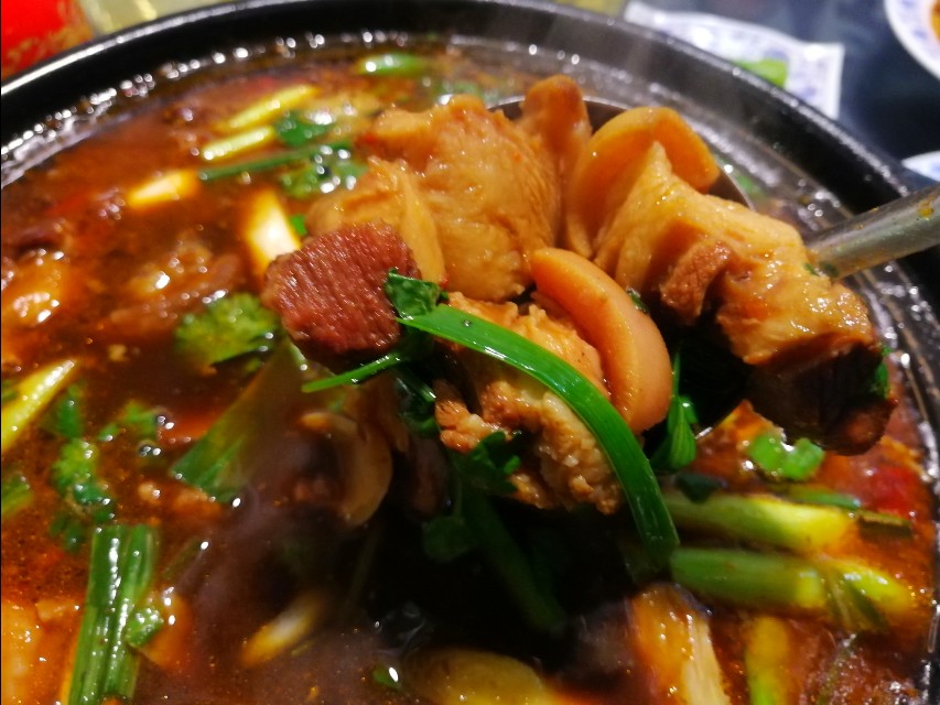 深夜郑州8男2女躲在花园路北环桥头，吃丹江翘嘴鲌，喝方城木瓜酒