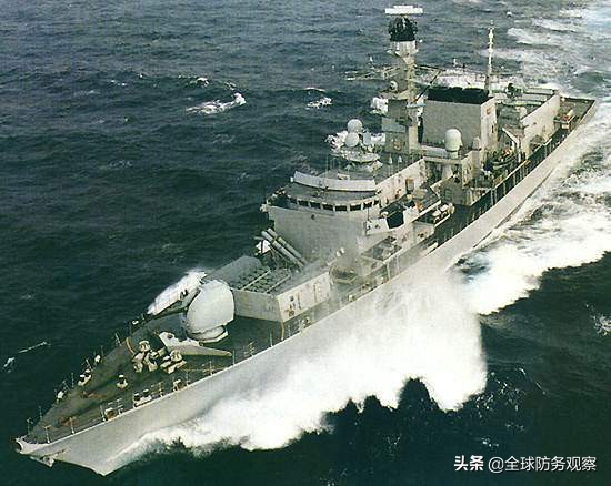 俄罗斯航母冒黑烟通过英吉利海峡,英吉利海峡英国军舰