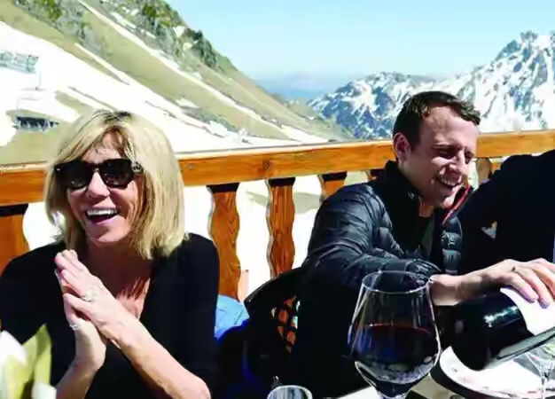 法国总统带妻子去度假,法国总统和老婆拥抱