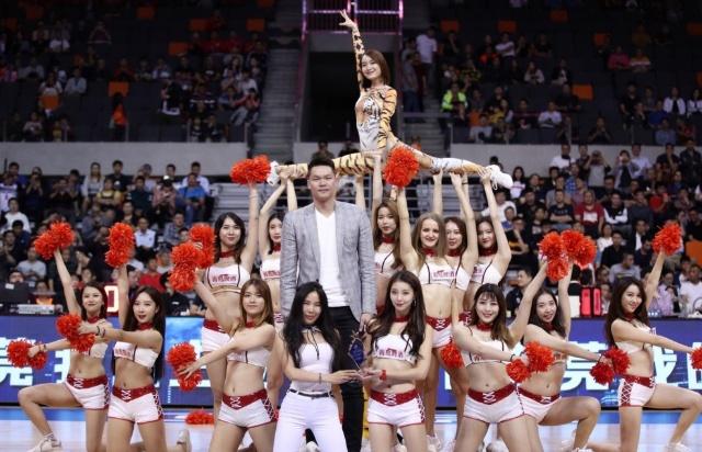 宏远宝贝13年成最老牌啦啦队，丰满性感被模仿，转型变美工程