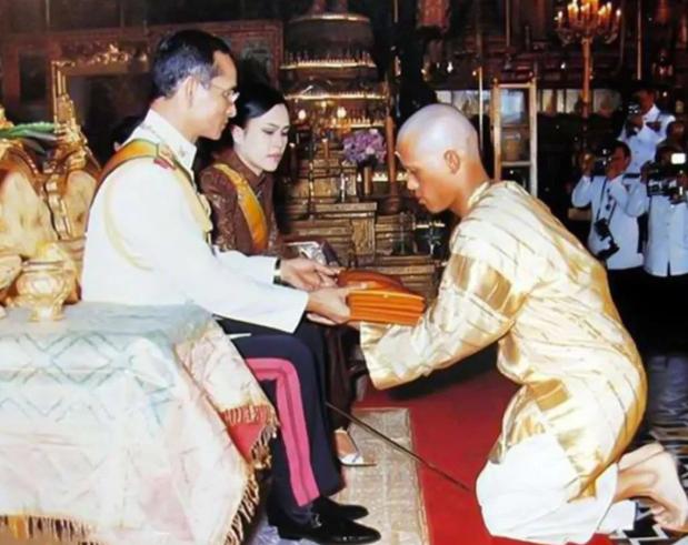 泰王跪拜僧王完整版,僧王用给泰王下跪吗