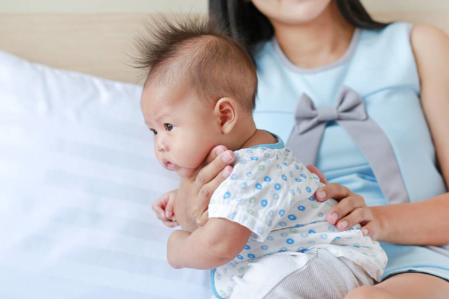 宝宝3个月了竖着头抬不起来,我家宝宝3个月不会抬头不能竖抱