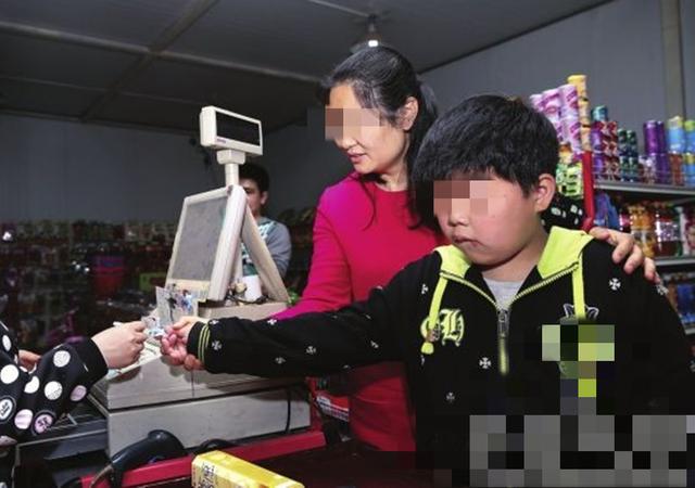 7岁孩子买酵母花了20块，宝妈带儿子去理论，收银员淡定：看监控