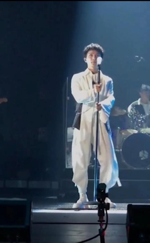 周深讲述自己第一次听到周深唱歌,周深的话筒为什么一般人不用