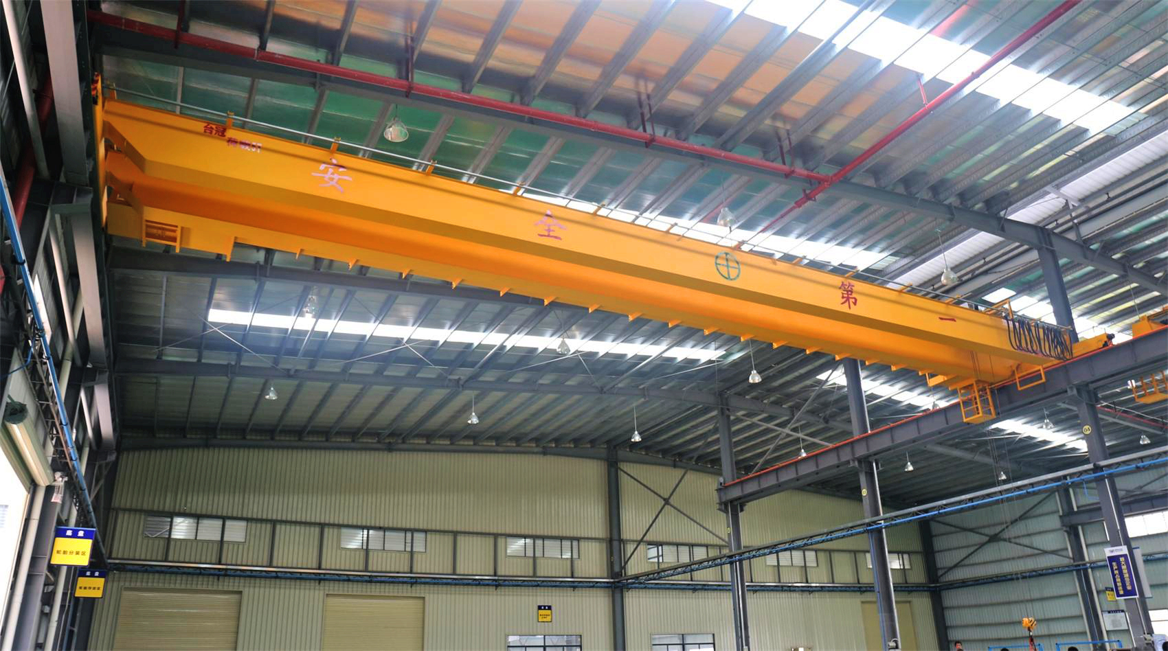 吊车起重作业时起重臂下严禁站人,起重机吊装作业安全风险