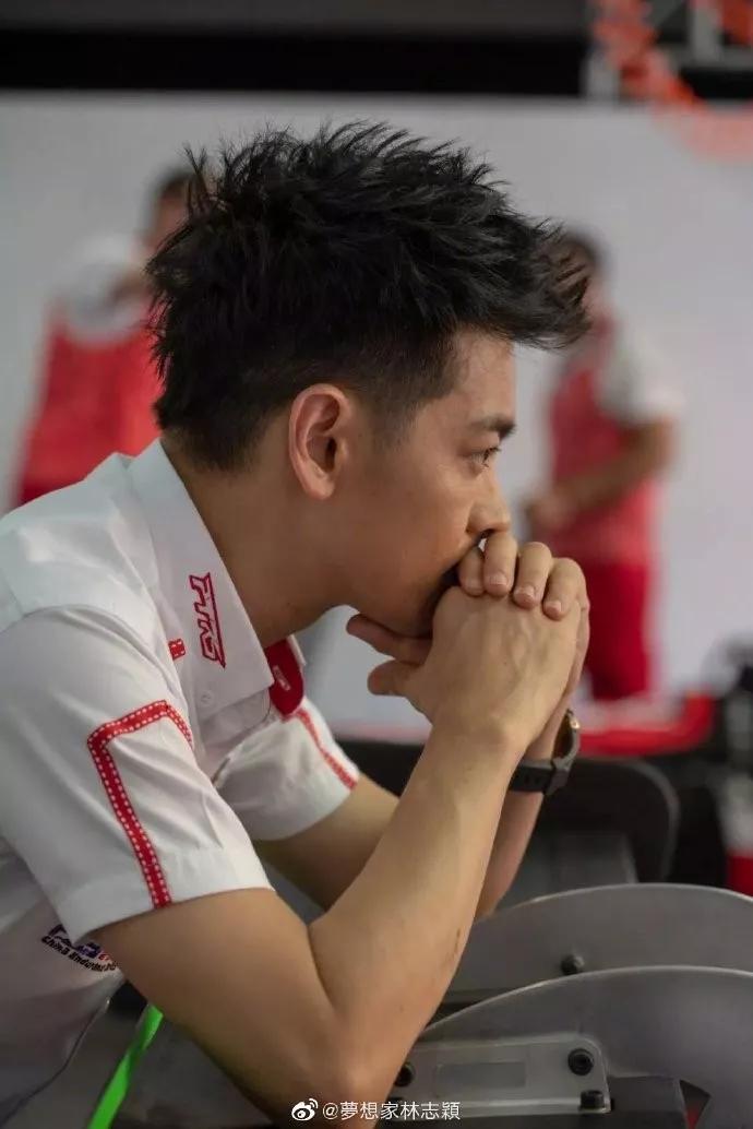 演艺圈里的职业赛车手,他是三个孩子的爸爸的英文怎么说